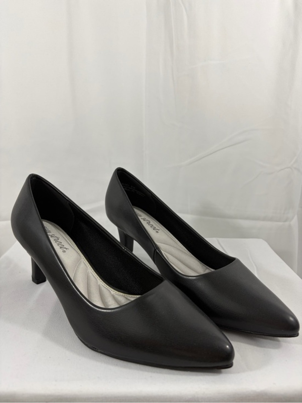 NWT Easy Street Women’s Size 9W Classic Black Pointed-Toe 2.5 Inch Heels Pumps